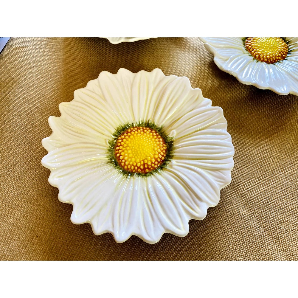 Vintage - Daisy Flower Plate 8.75" by Fiji 2001